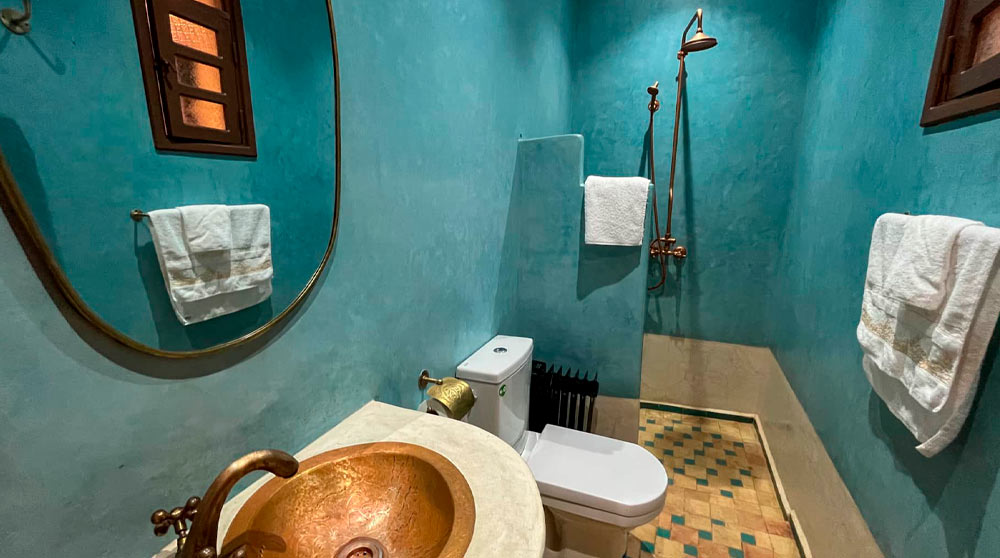 Salle de bain de la chambre Asif<br />
Bihi Lodge - Azro Marrakech